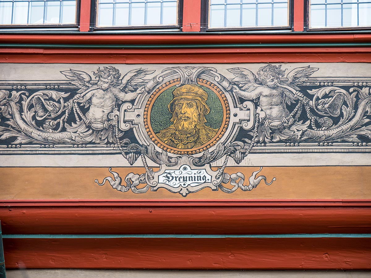 Conrad Breuning an der Fassade des Tübinger Rathauses