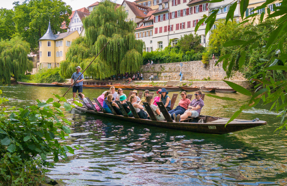 Stocherkahnfahren auf dem Neckar in Tübingen